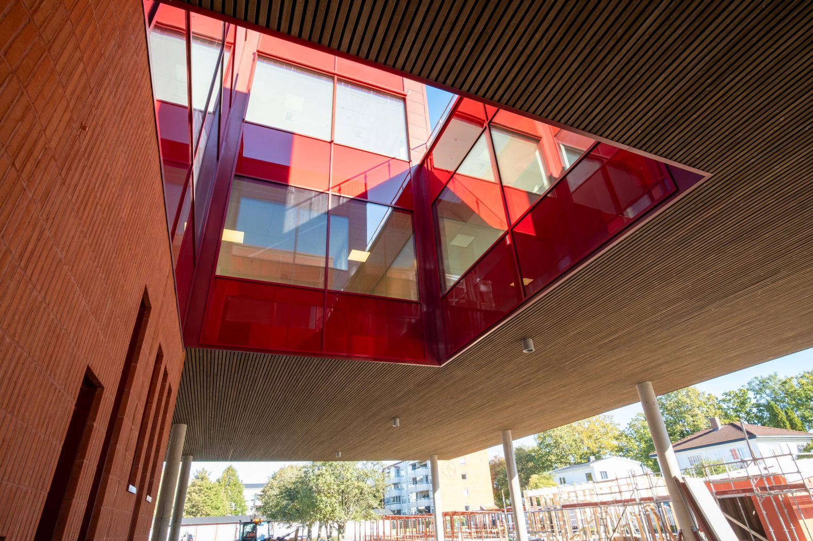 Fasadedetalj med glass og overbygg ved Gudeberg skole, Optimal Entreprenør AS