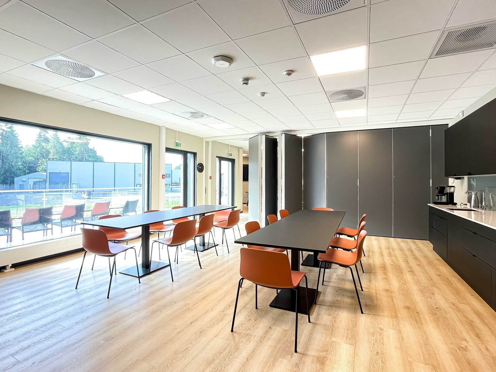 Kantine med langbord og store vinduer i Bjørnstadmyra 12 Sarpsborg