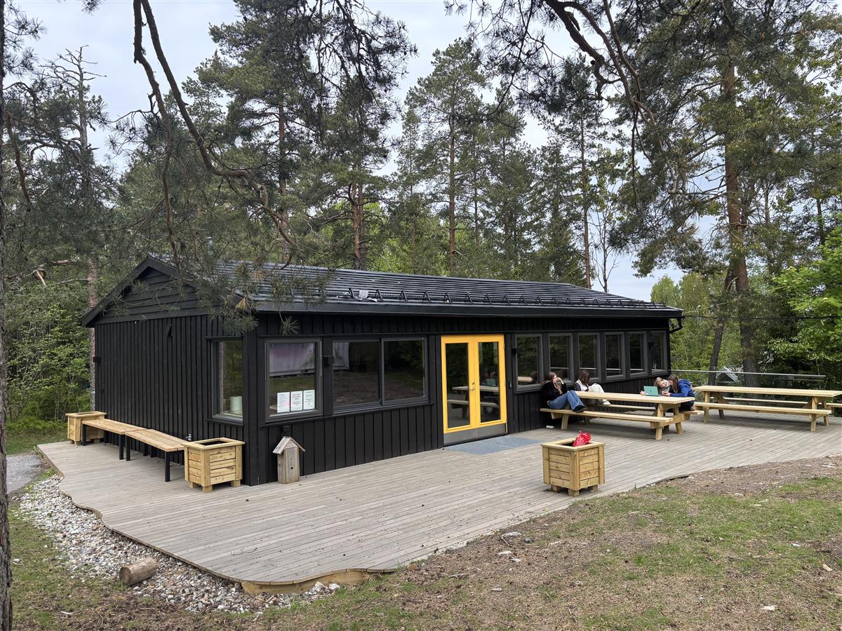 Spiseriet ved Alværn ungdomsskole, med terrasse og sitteplasser.