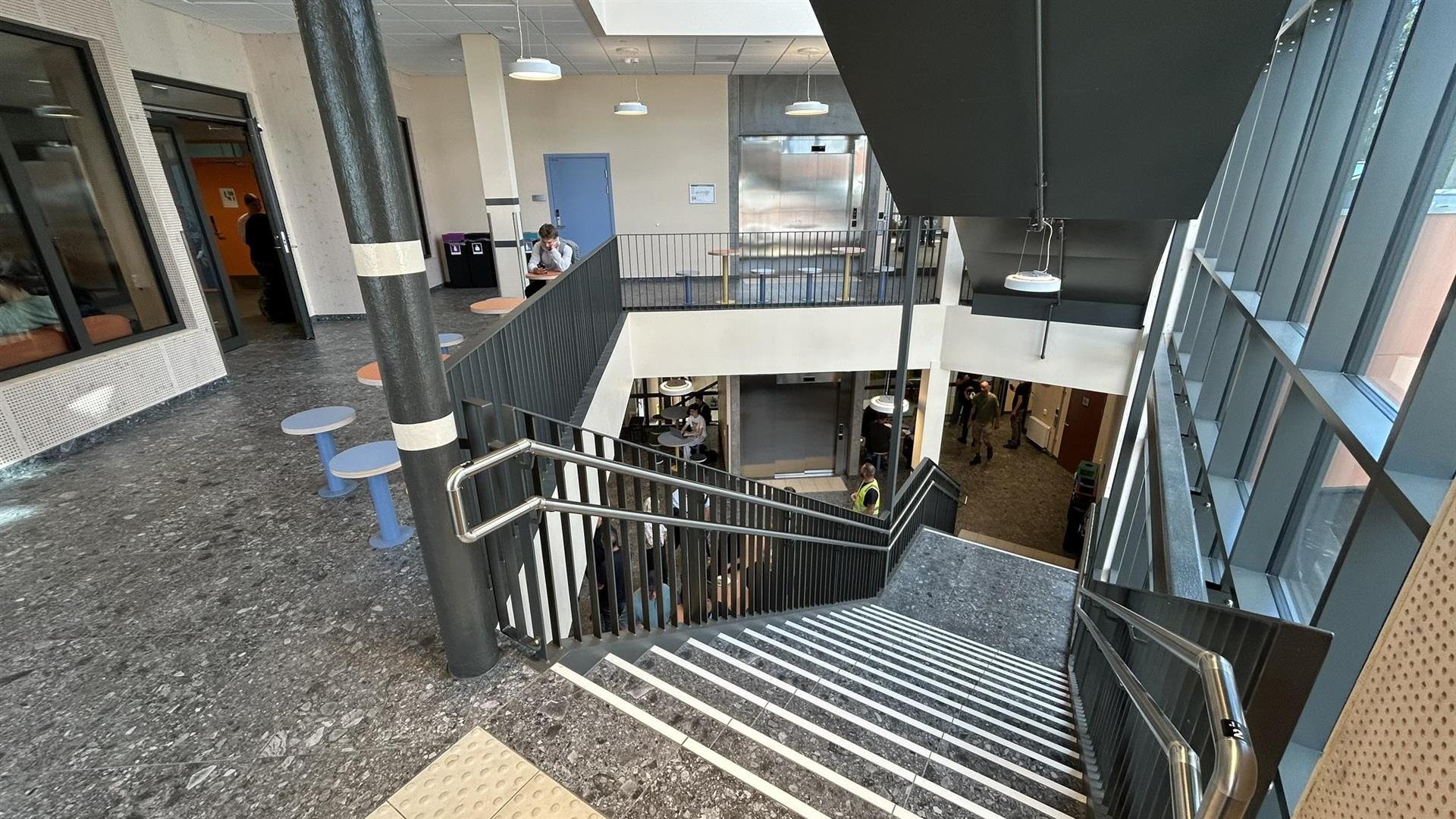 Atrium og trappeforbindelse.