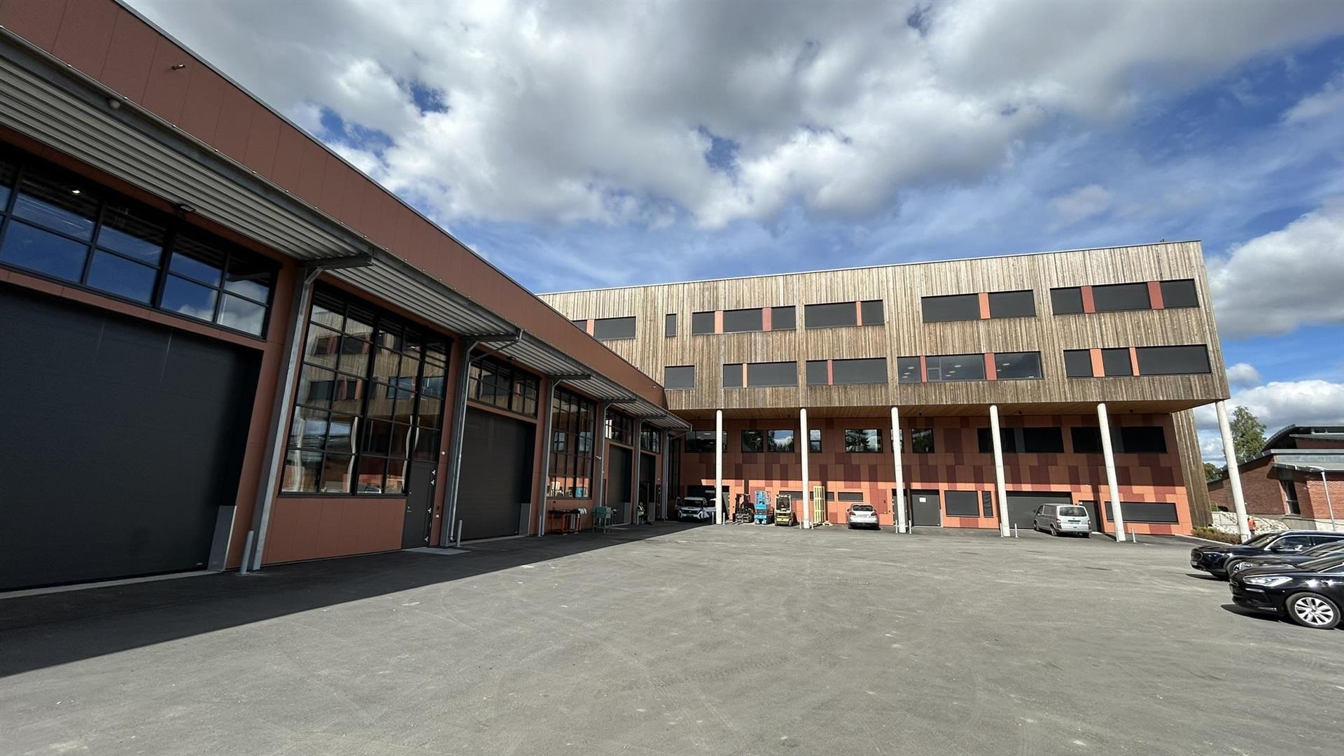 Skole- og verkstedbygg sett fra uteområdet.