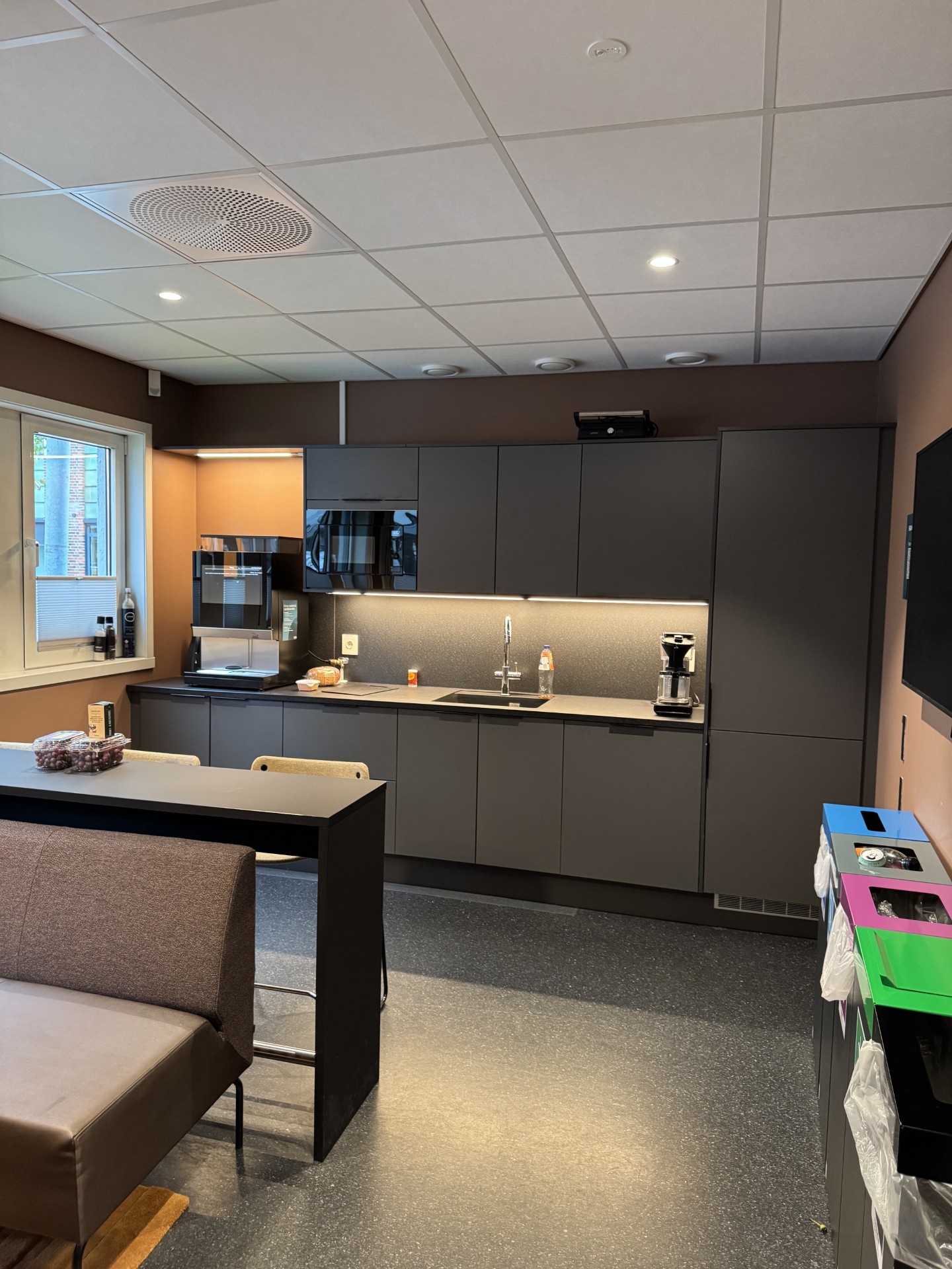 Kjøkken og kaffestasjon i pauserommet.