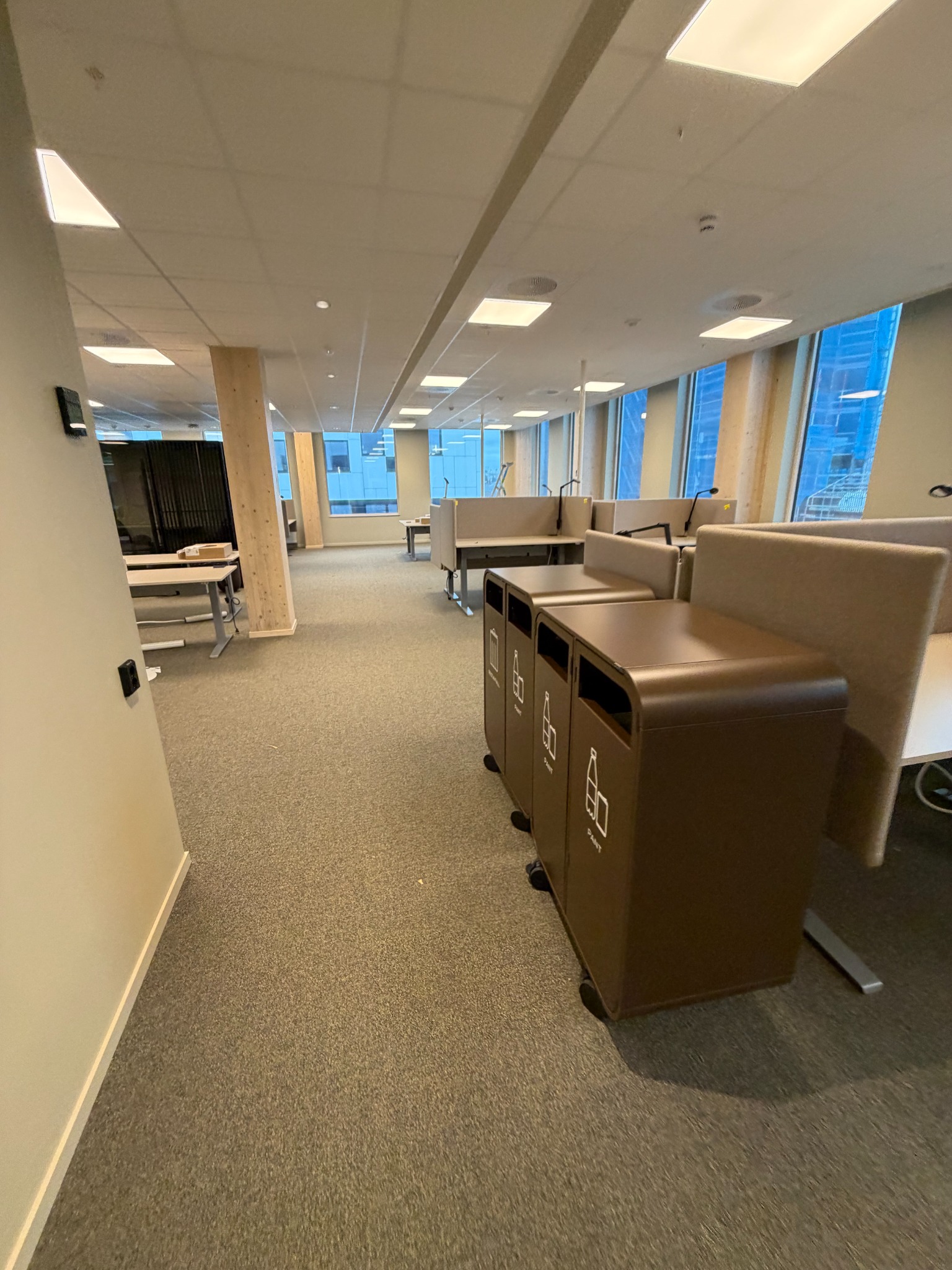 Kontorareal med systemhimling og sittegrupper.